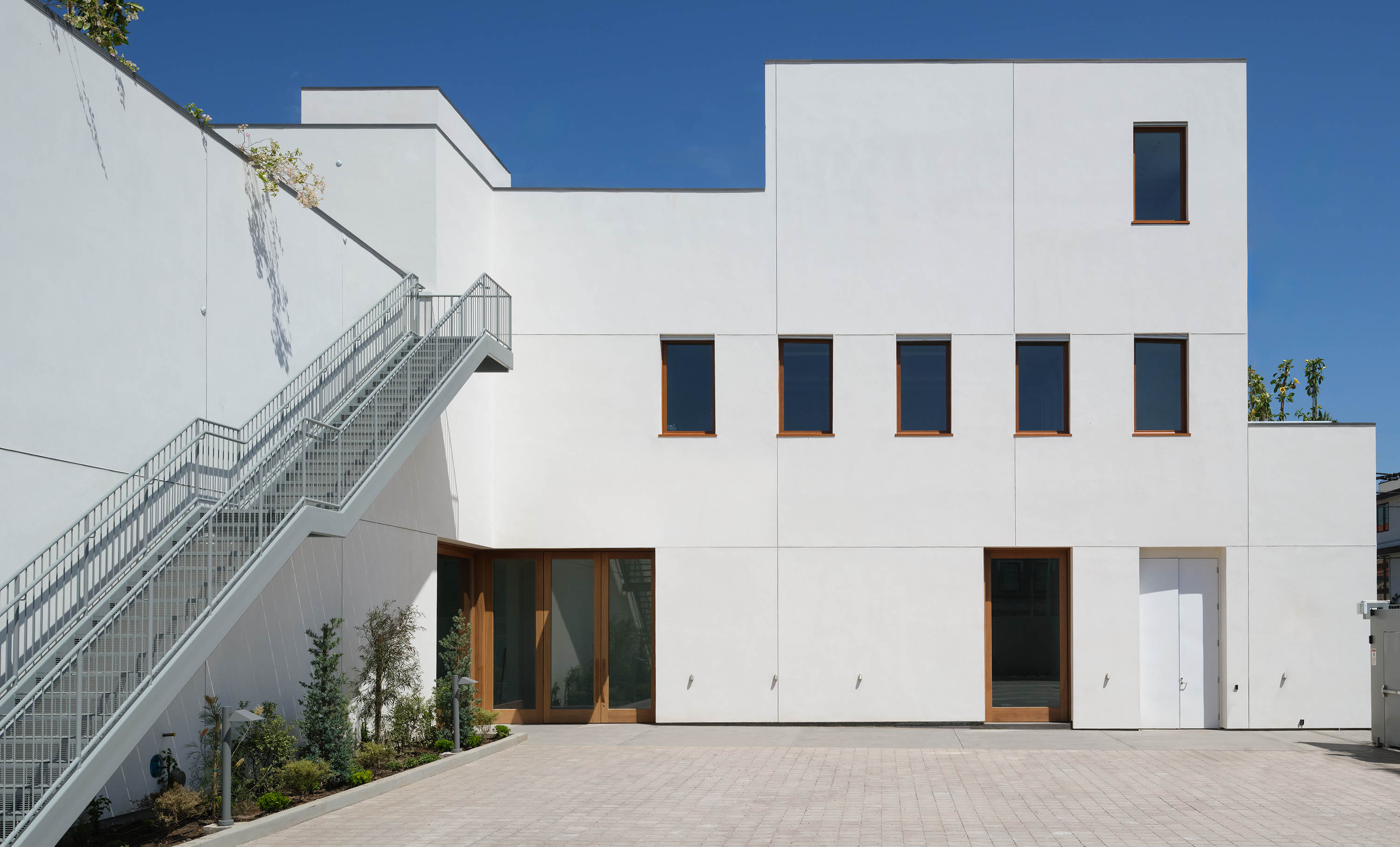 Exterior of David Zwirner’s Los Angeles flagship building located at 606 N Western Avenue, designed by Selldorf Architects, 2024.