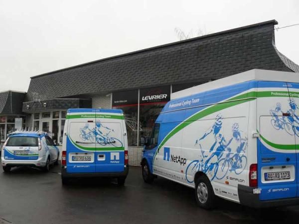Team vehicles show whose service course it is