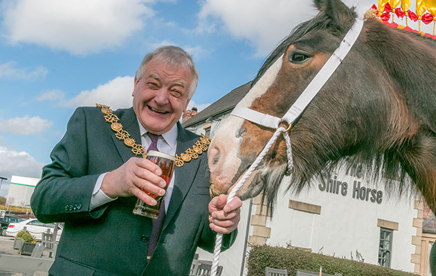 Shire-Horse-pub-meet-and-greet-2017-Mayor-of-Stafford-Councillor-Geoff-Collier-meets-Queenie-the-Shire-By-Paul-Milgate-Scarrott-781.jpg