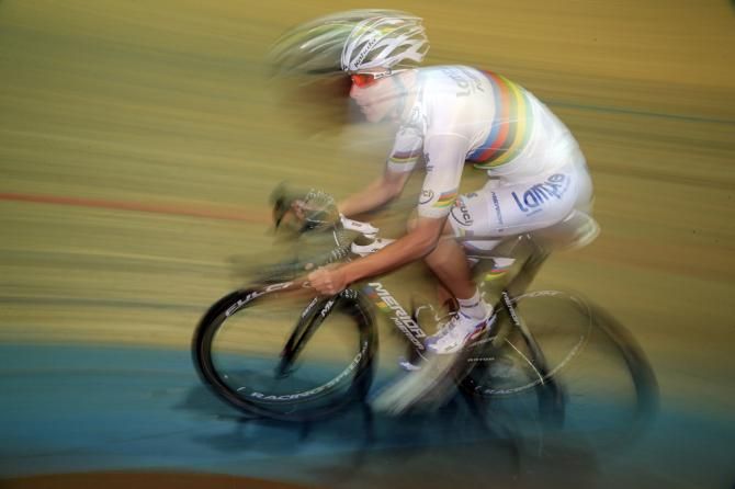 Rui Costa blurs past on the Velodromo di Montichiari track