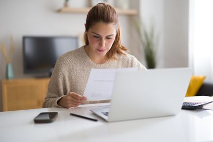 Making Tax Digital: self-employed worker paying bills