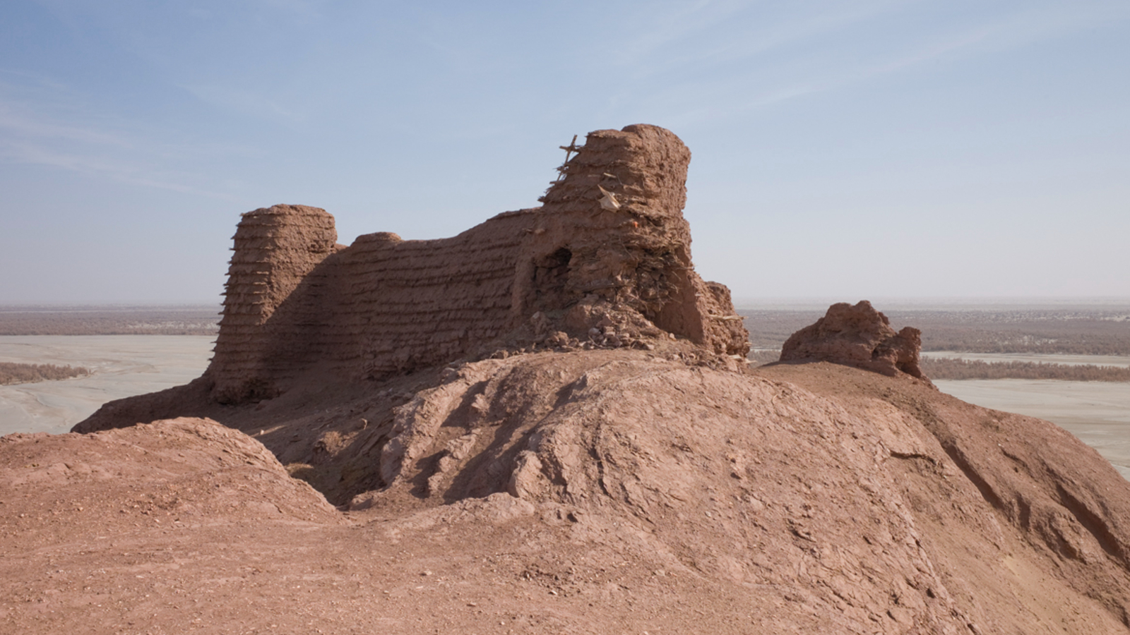 Photo of a crumbling fort sat on top of a hill in a desert