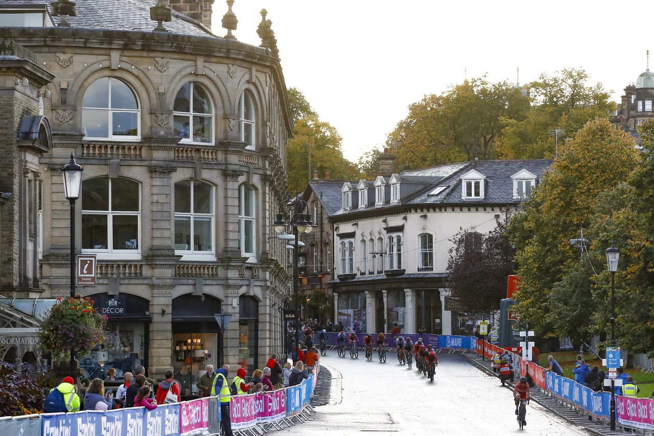 The U23 peloton
