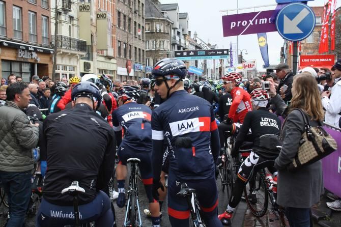 The bunch lines up in Roeselare for Dwars door Vlaanderen.