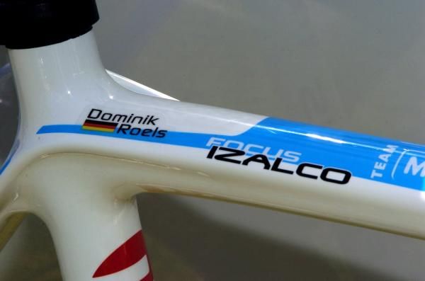 In addition to his name and nationality, the top tube on Roels' bike includes a paint scheme in Team Milram colours.