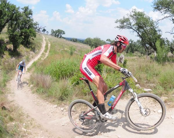 Geoff Kabush (Team Maxxis-Rocky Mountain) rides in fifth.