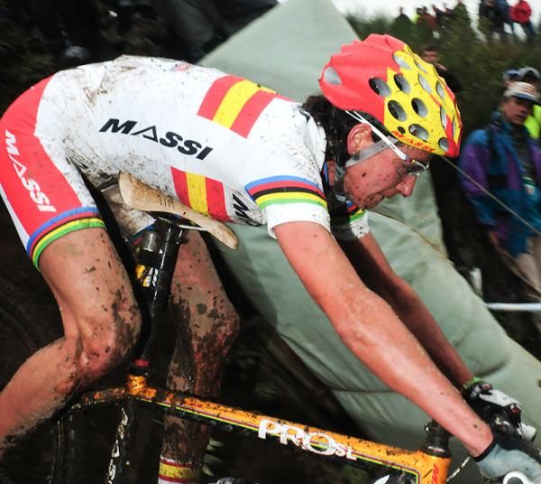 Margarita Fullana-Riera (Massi) descends well behind her saddle.