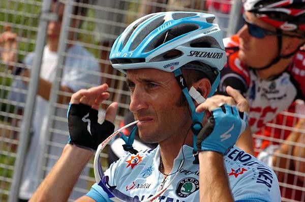 Davide Rebellin (Gerolsteiner) straps on the helmet