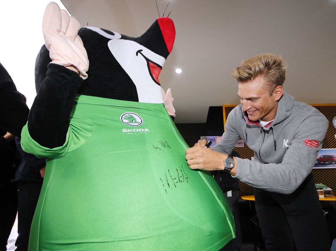 Marcel Kittel signs the mascot