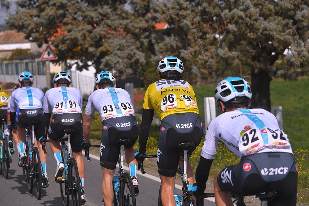 Geraint Thomas protected in the Team Sky train