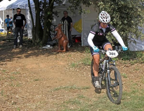 Jess Douglas (Australia) on her way to becoming the women's world champion. She leaves the feed zone while Jenni English is busy supporting her husband Jason English.