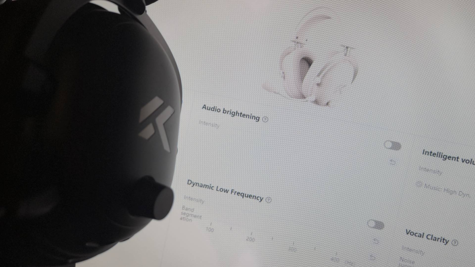 Image of the Mchose V9 Turbo being held up against a monitor showing the Mchose Hub software.