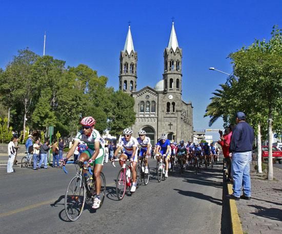 Carlos Lopez (Mexico) leads the men's road race.