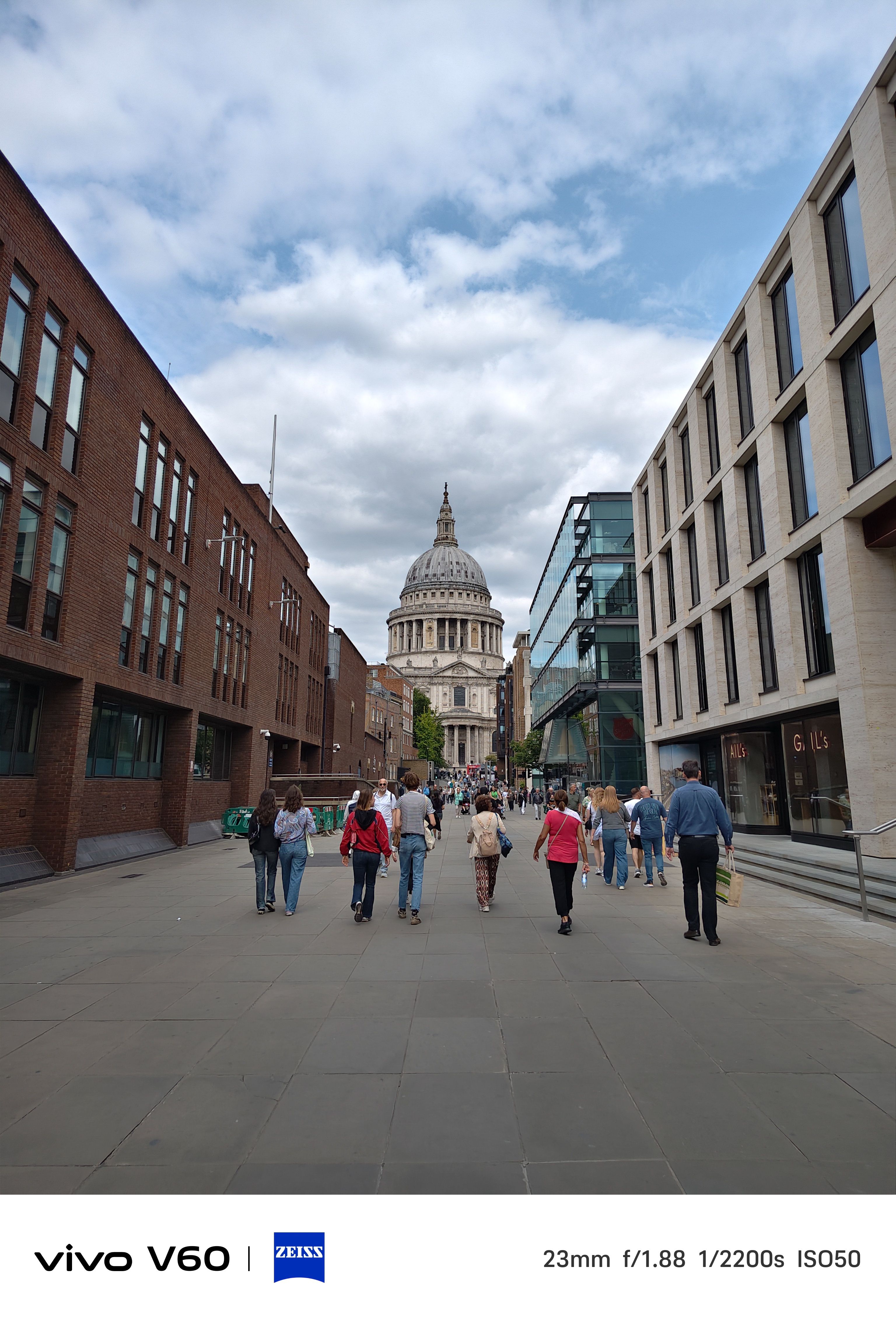 St Paul&#039;s Cathedral seen from a distance in London