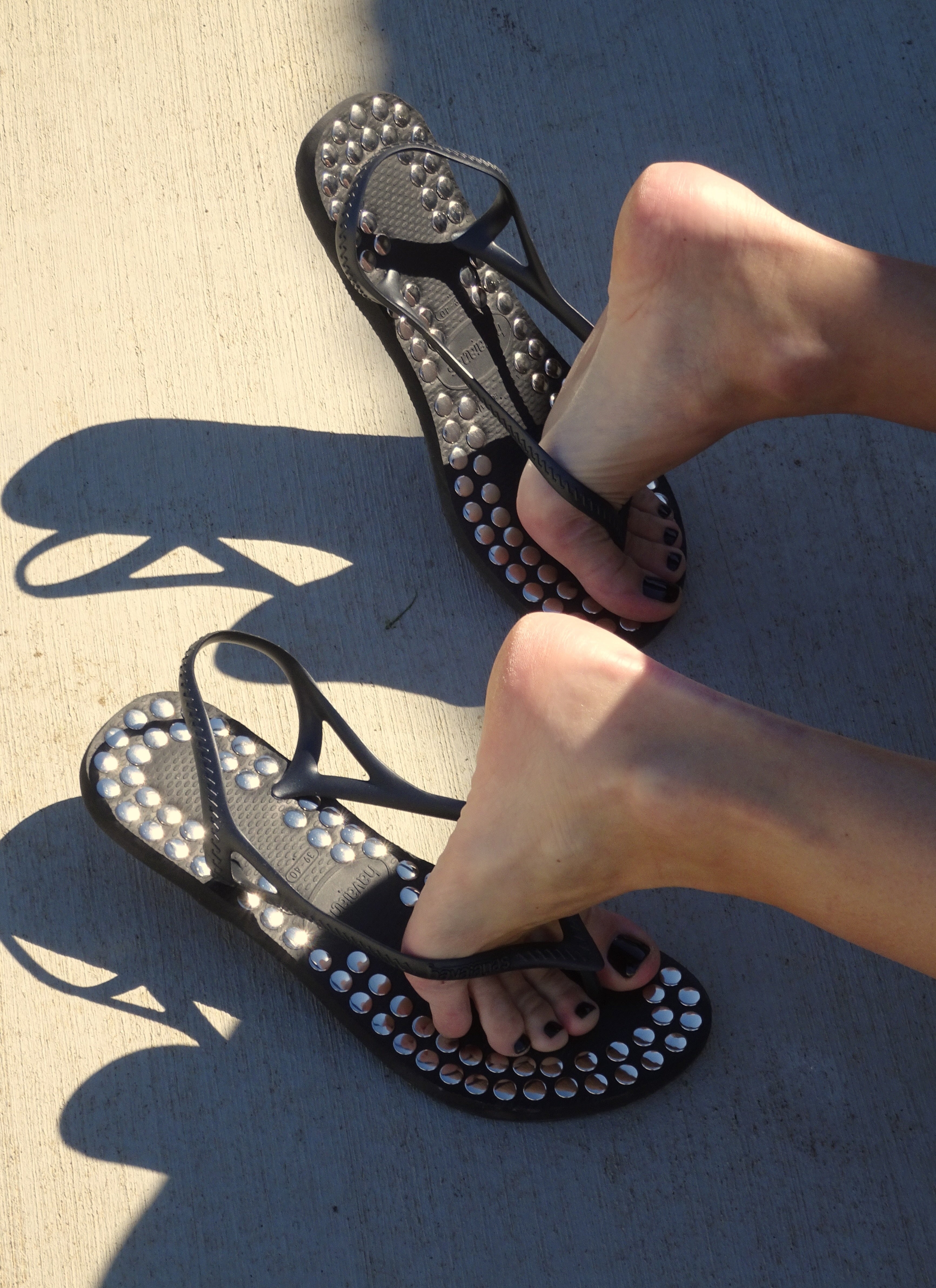 Model wearing Havaianas x Gimaguas flip-flops.