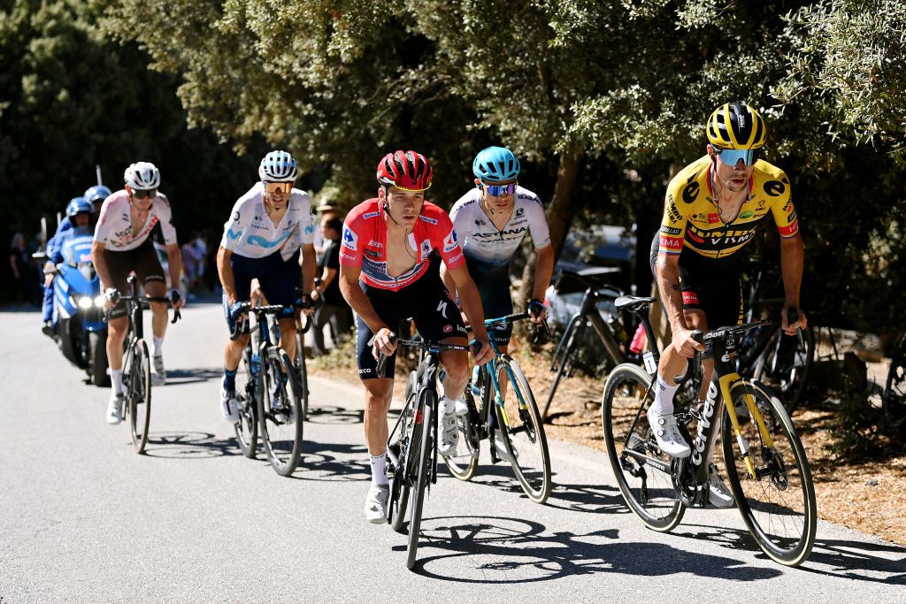 SIERRA NEVADAGRANADA SPAIN SEPTEMBER 04 A general view of Ben Alexander Oconnor of Australia and AG2R Citren Team Enric Mas Nicolau of Spain and Movistar Team Remco Evenepoel of Belgium and Team QuickStep Alpha Vinyl Red Leader Jersey Miguel ngel Lpez Moreno of Colombia and Team Astana Qazaqstan and Primoz Roglic of Slovenia and Team Jumbo Visma compete in the chase group during the 77th Tour of Spain 2022 Stage 15 a 1526km stage from Martos to Sierra Nevada Granada 2507m LaVuelta22 WorldTour on September 04 2022 in Sierra Nevada Spain Photo by Justin SetterfieldGetty Images