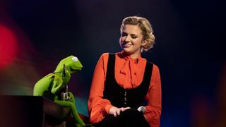 Maddie Poppe performs with Kermit the Frog on 'American Idol' season 16