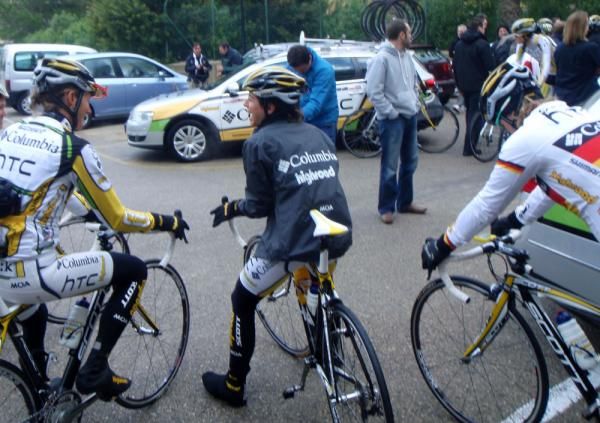 Evelyn Stevens shares a joke with her new teammates, as German champion Ina Teutenberg (right) makes a few last-minute checks