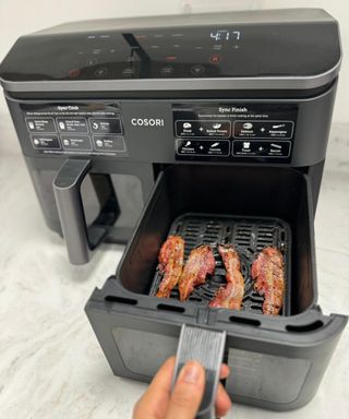 Cooking four rashers of bacon in the Cosori 8.5 liter dual basket air fryer