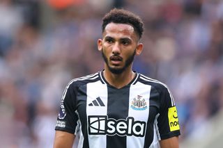 NEWCASTLE UPON TYNE, ENGLAND - SEPTEMBER 1: Lloyd Kelly of Newcastle United during the Premier League match between Newcastle United FC and Tottenham Hotspur FC at St James' Park on September 1, 2024 in Newcastle upon Tyne, England. (Photo by Robbie Jay Barratt - AMA/Getty Images)