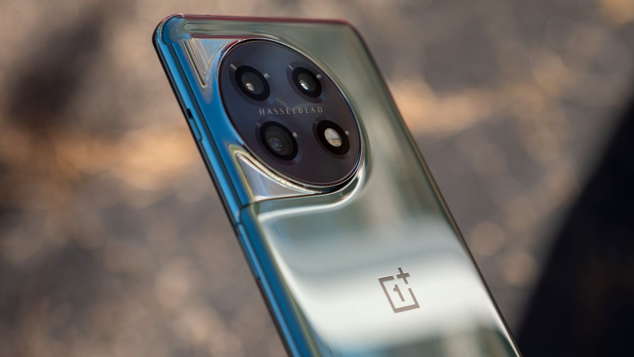 The circular camera island on the OnePlus 11 Arbor Green colorway