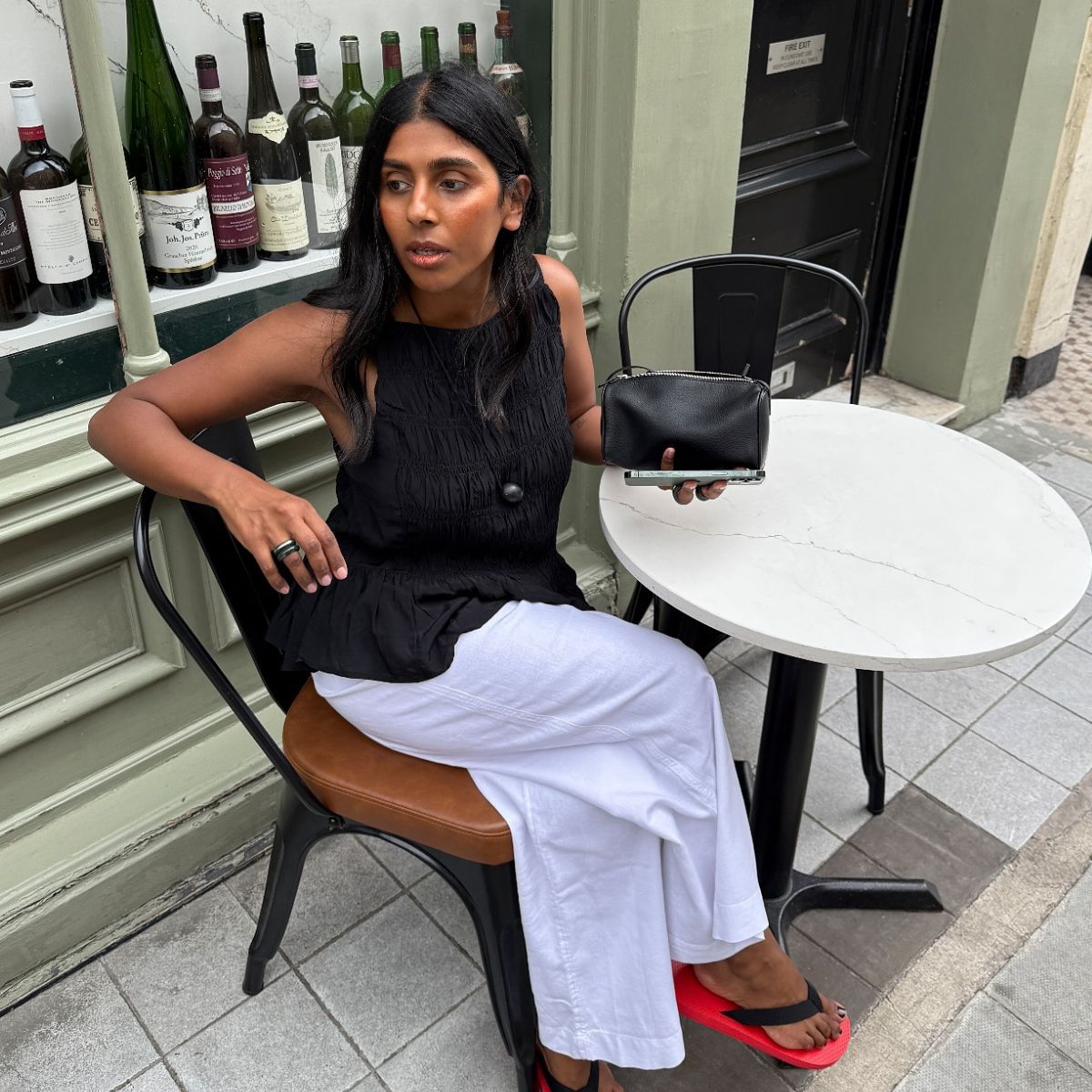 An image of @monikh wearing a sleeveless top trend.