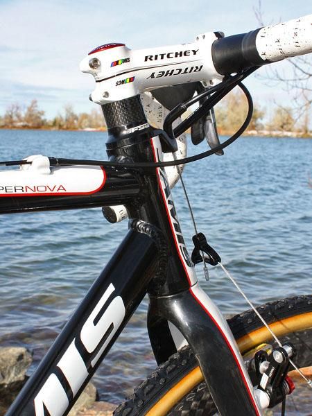 The integrated head tube houses a straight 1 1/8" steerer.