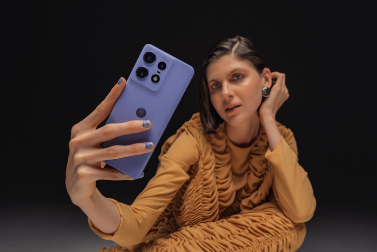 Una imagen del Motorola Edge 50 Pro en la mano de una mujer