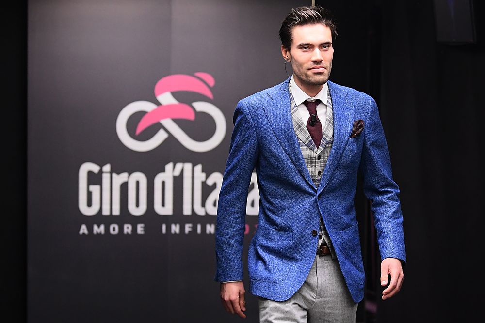 Tom Dumoulin walks on stage at the 2018 Giro presentation