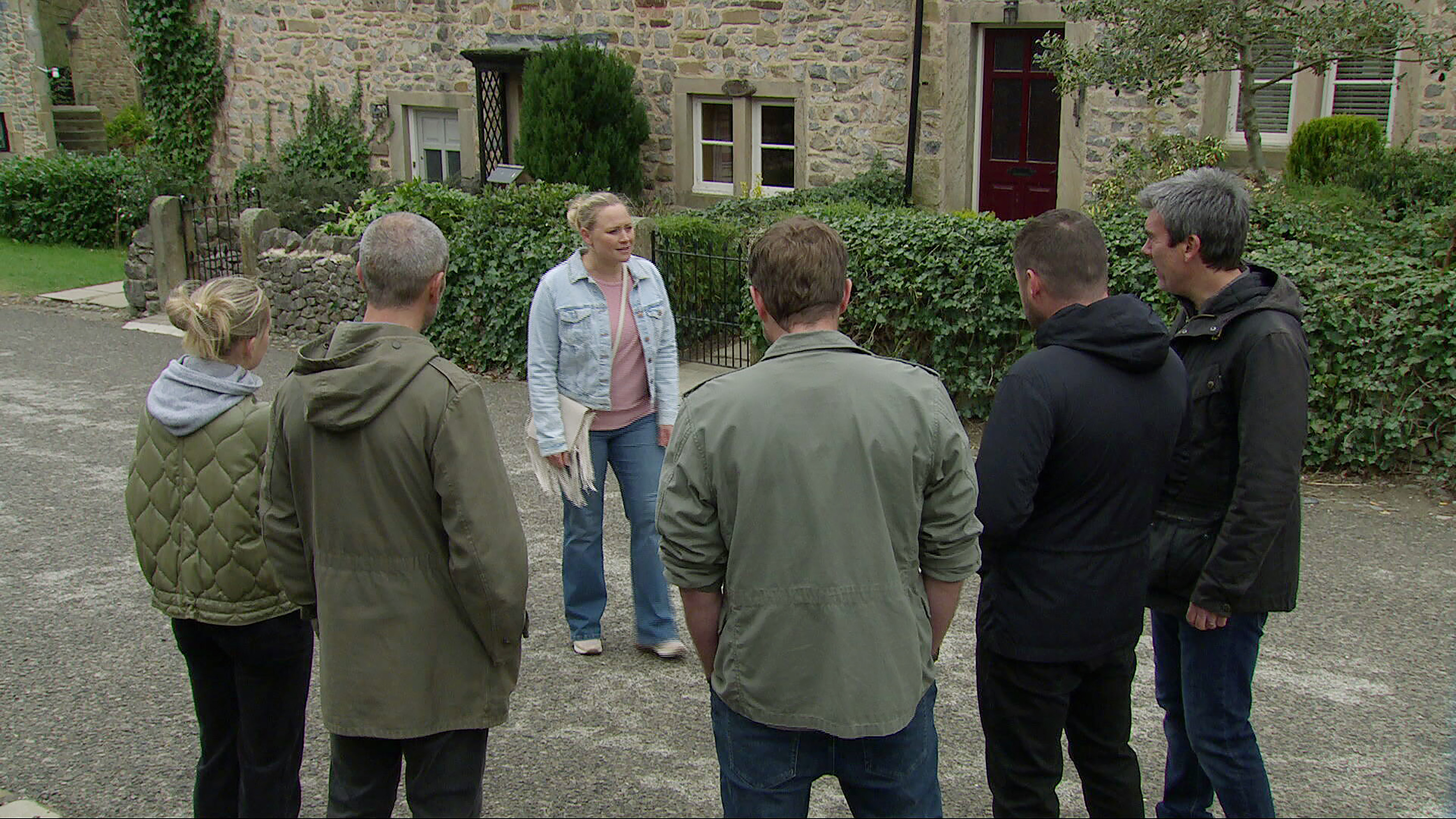 Tracy's cornered by the Dingles