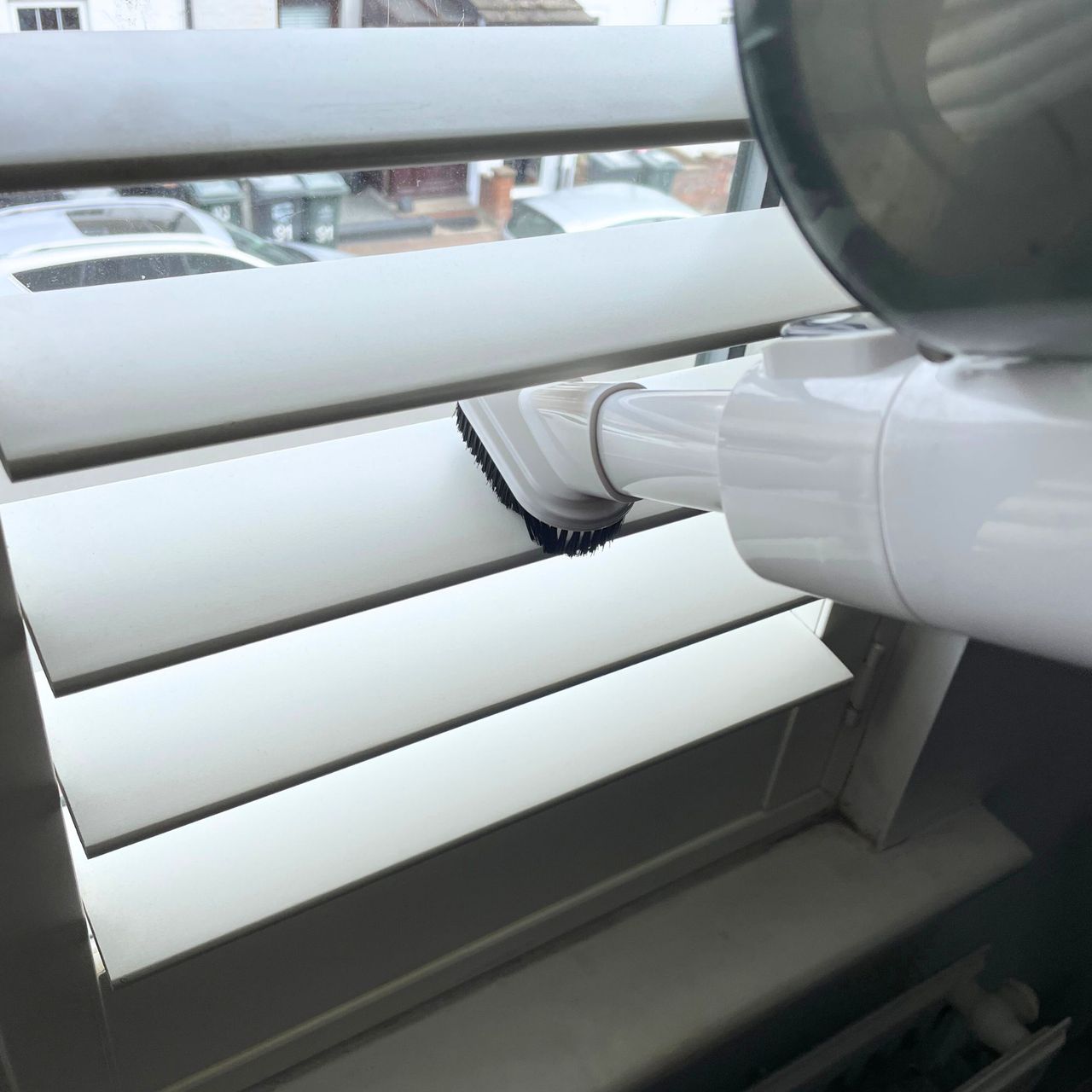 Using the Gtech AirFOX Platinum Cordless Vacuum to clean blinds