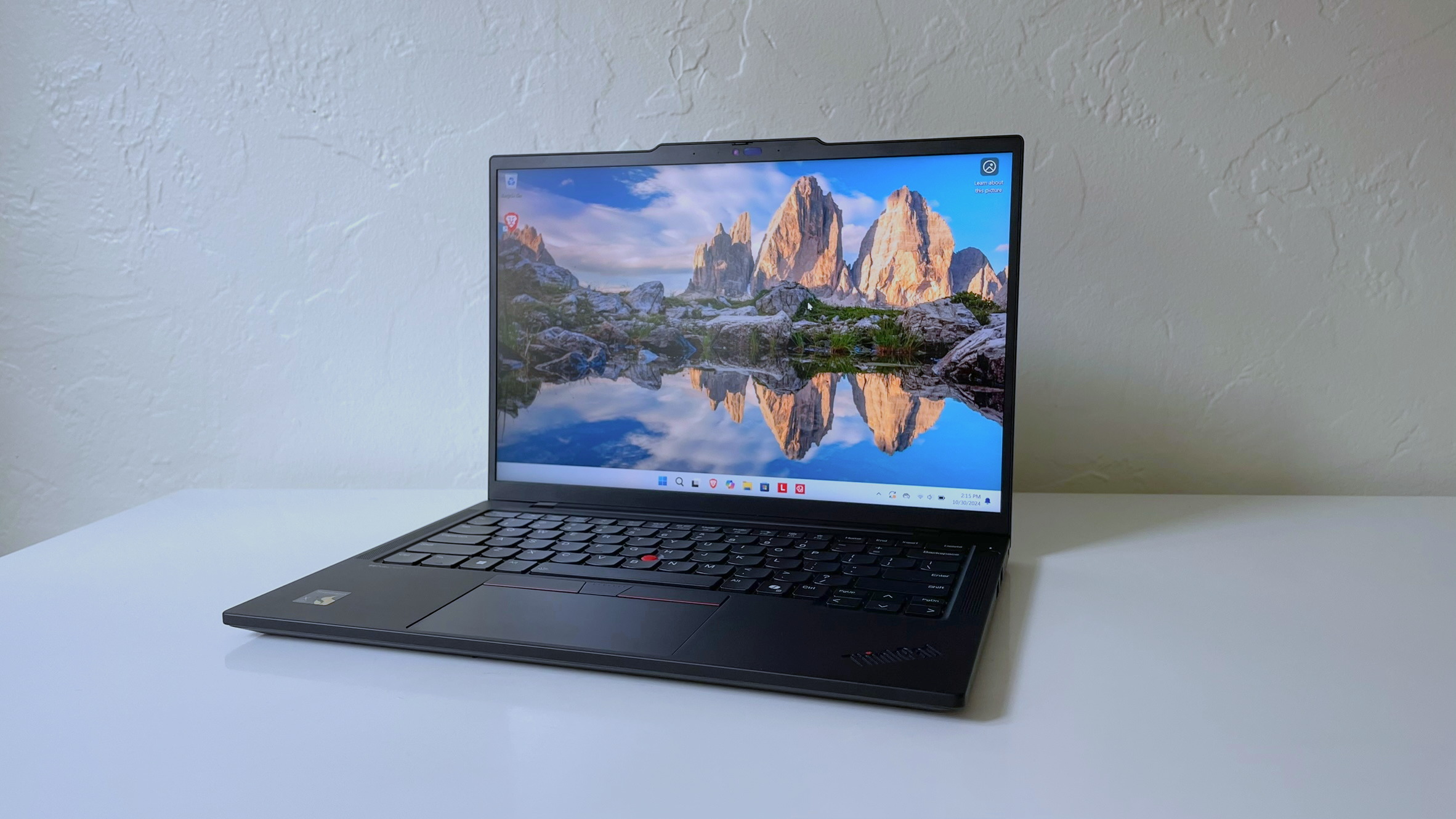 Обзор Lenovo ThinkPad T14s Gen 6: бизнес-ноутбук, который сияет там, где это важно