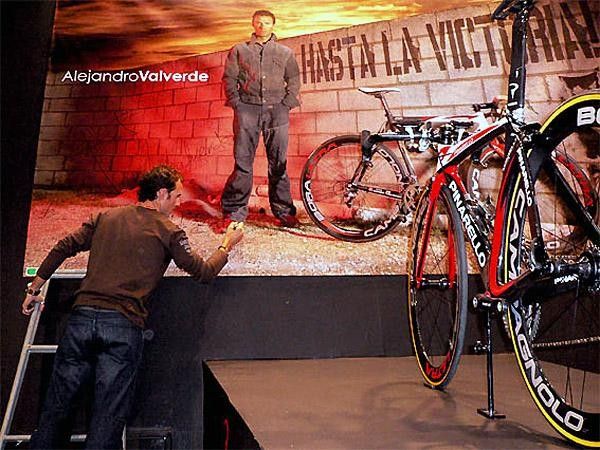 Nice performance for Pinarello: Alejandro Valverde autographs on the big ad panel at the Pinarello booth.