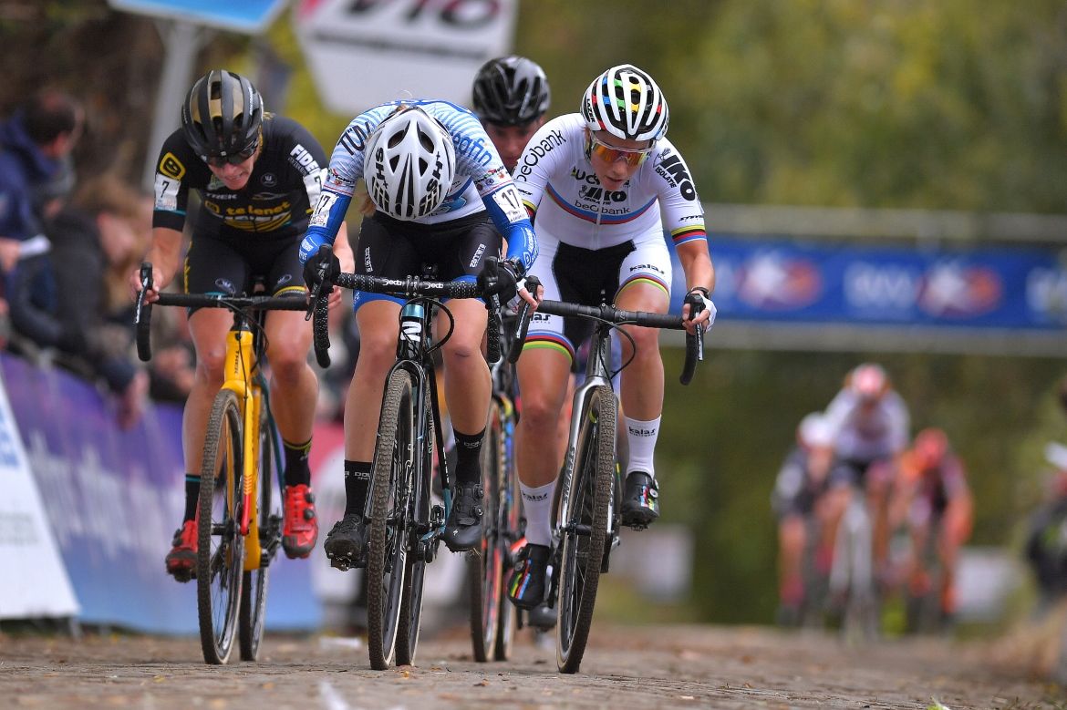 Geerte Hoeke leads the group with world champion Sanne Cant