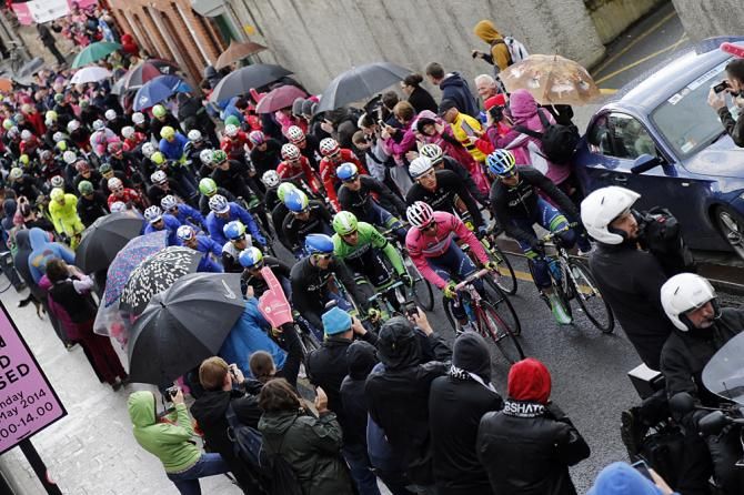 The fans watch the Giro d'Italia roll out