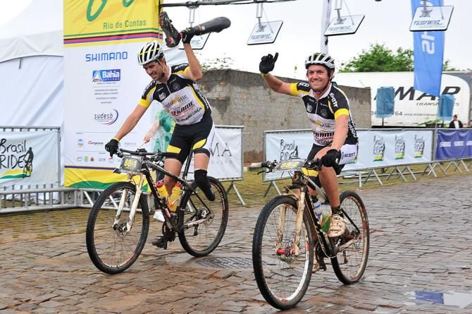 A team overcomes the challenge of the queen stage