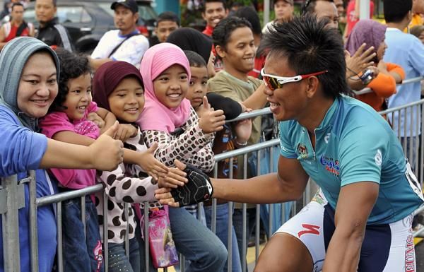 Fans of Malaysia's Anuar Manan (Geumsan Ginseng Asia)
