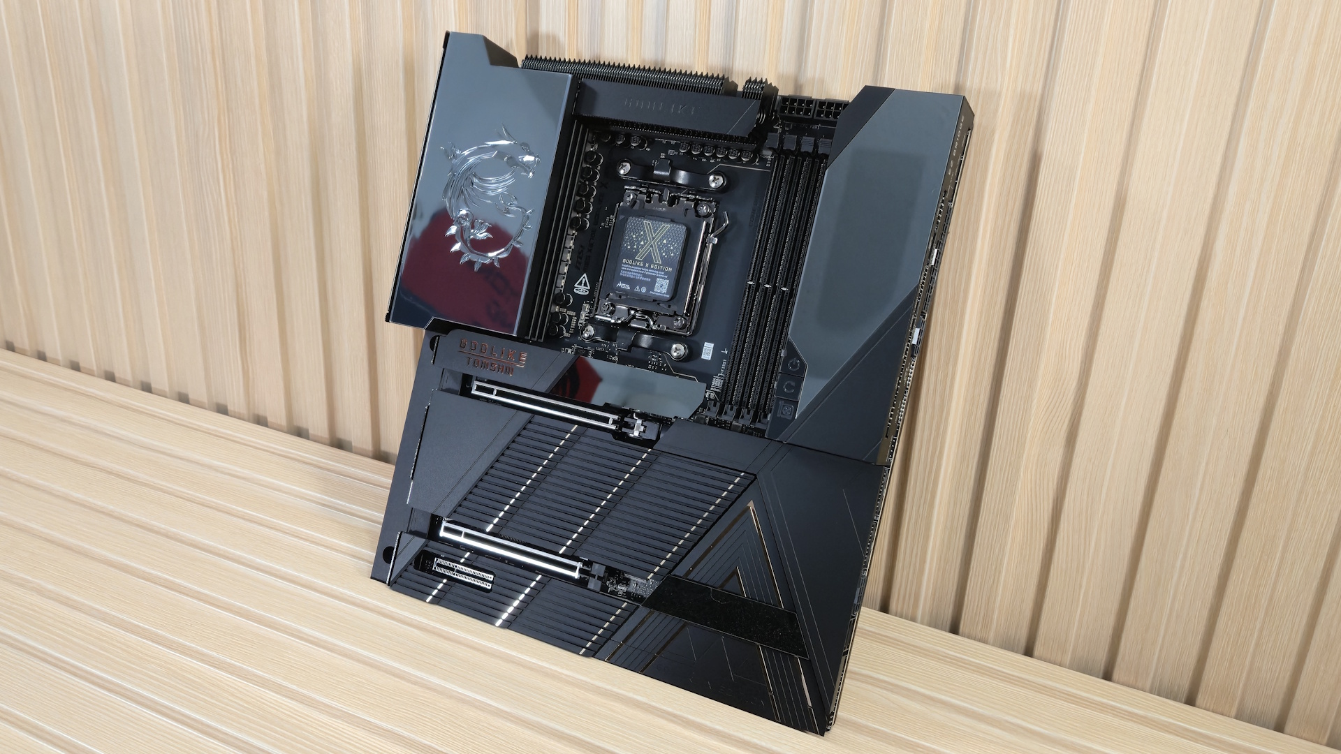 MSI X870E Godlike X - Board pics