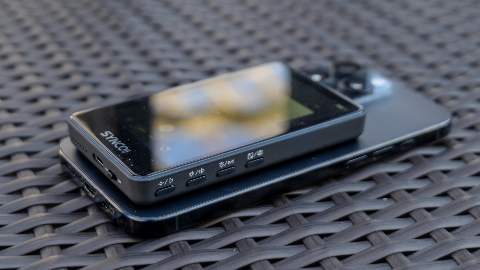 SYNCO XView M4 Magnetic Wireless Phone Monitor connected to iPhone.