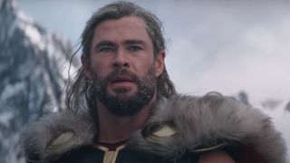 Thor ser orolig ut när han möter ett monster, hämtat från Thor: Love and Thunder-trailern