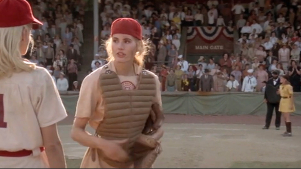 ジーナ・デイビスは打席に投げる前に最後の球をコールし、ローリ・ペティはリーグ・オブ・ゼイア・オウンの終わりにコールする。