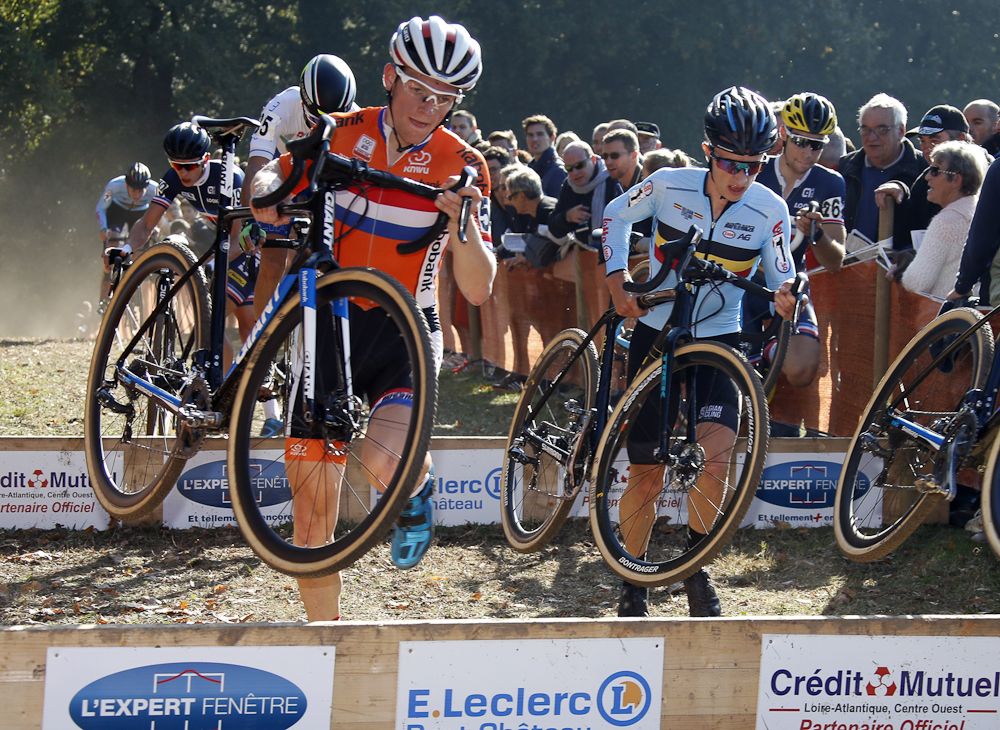 leaders in the U23 men's race take the barriers
