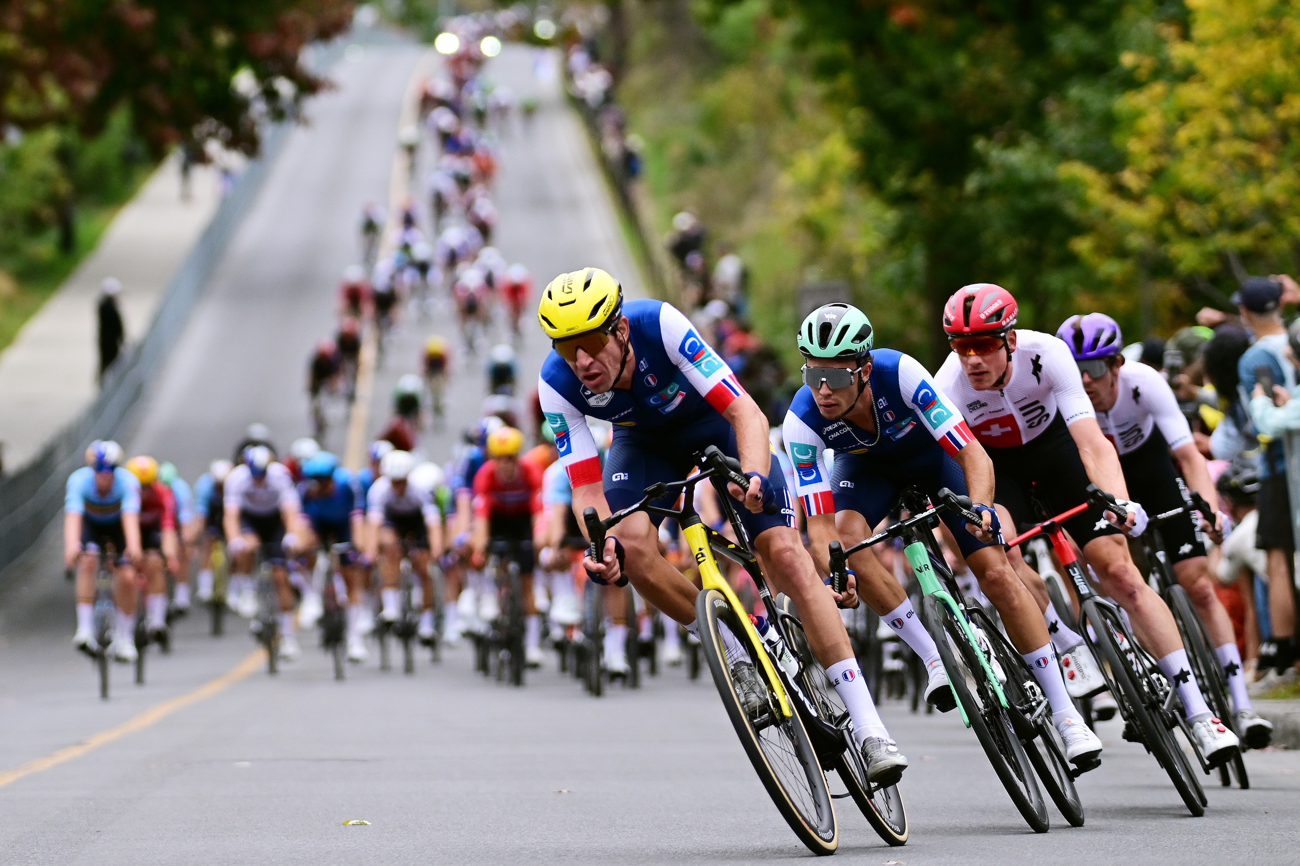 Road World Championships 2026 elite men's road race LIVE - French team setting hard pace in peloton closing down gap to one minute