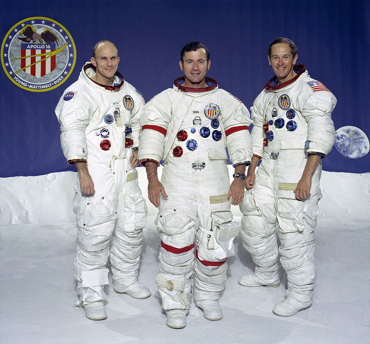 Retrato de la tripulación del Apolo 16 (desde la izquierda): Thomas K. Mattingly II, piloto del módulo de comando;  John W. Young, comandante de la misión;  y Charles M. Duke Jr., piloto del Módulo Lunar.