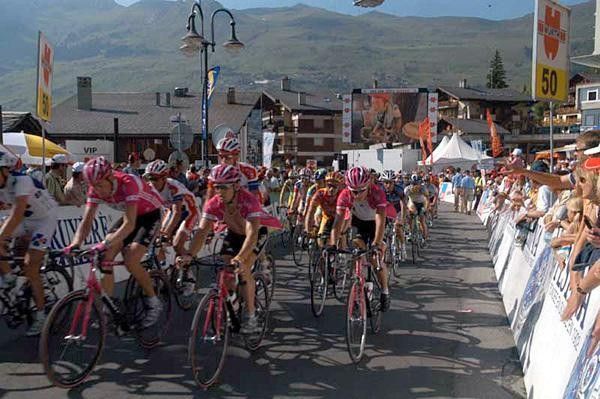 T-Mobile leads the bus up to the finish