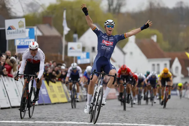 La vittoria di Merlier nella classica belga (foto Tim Van WichelenCVPNSprintCyclingAgency2022)