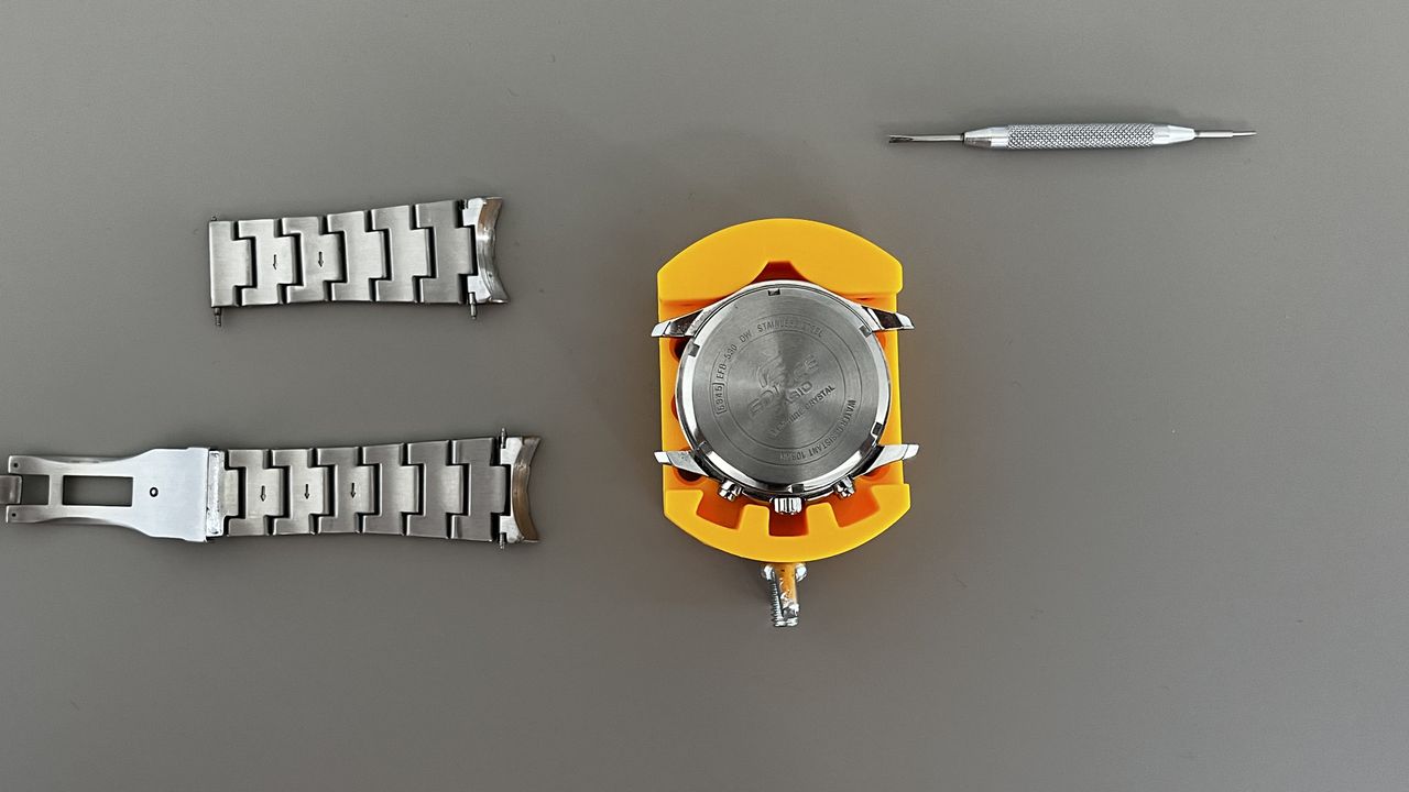 Changing the watch strap on a Casio Edifice