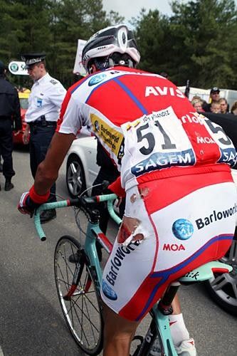 Mauricio Soler (Barloworld) rides to the finish after crashing in the final 10 kilometres.