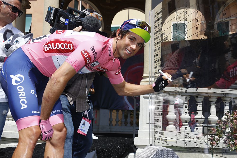 Michael Matthews (Orica-GreenEdge) signs in for day 1 in the maglia rosa