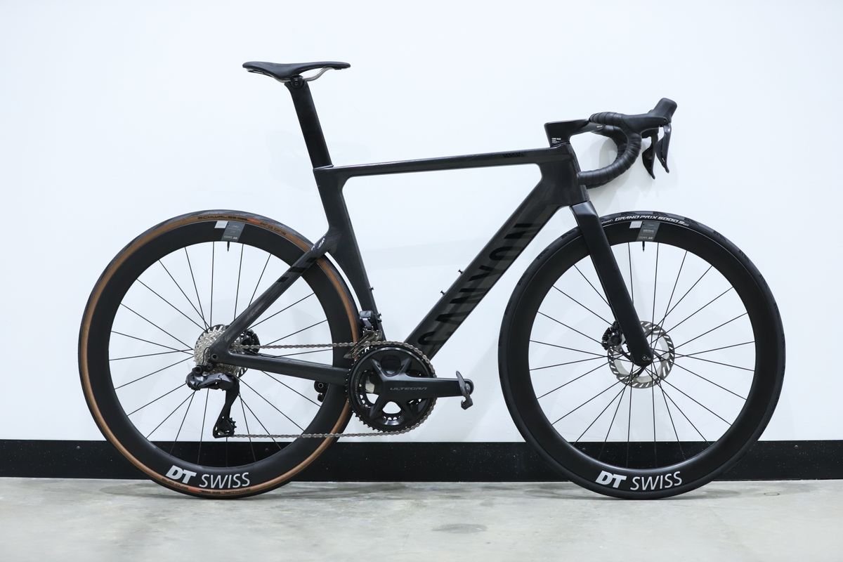 A Black Canyon Aeroad CFR stands against a white wall